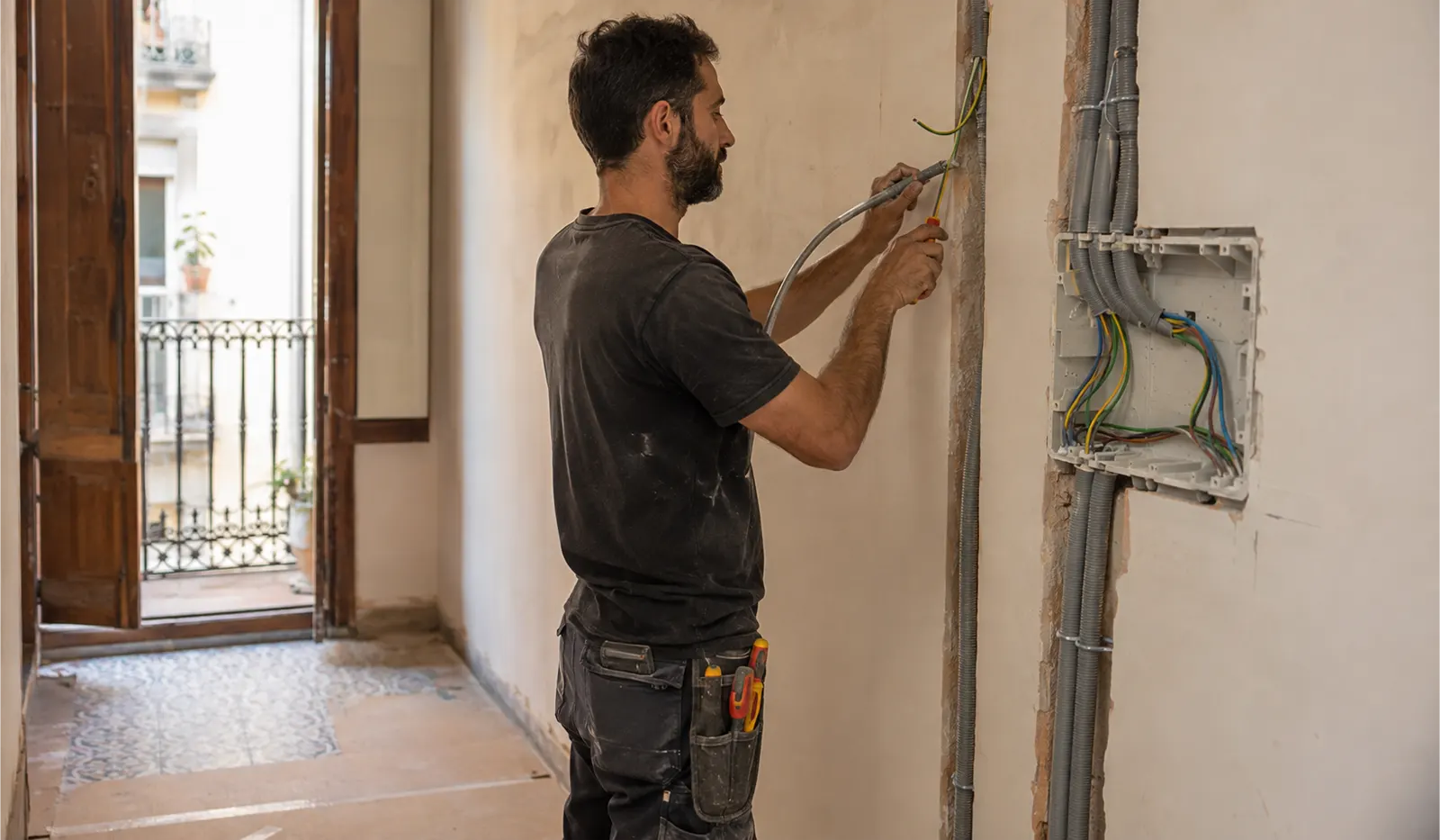 Instalación de cableado eléctrico nuevo durante reforma de vivienda antigua de Gràcia