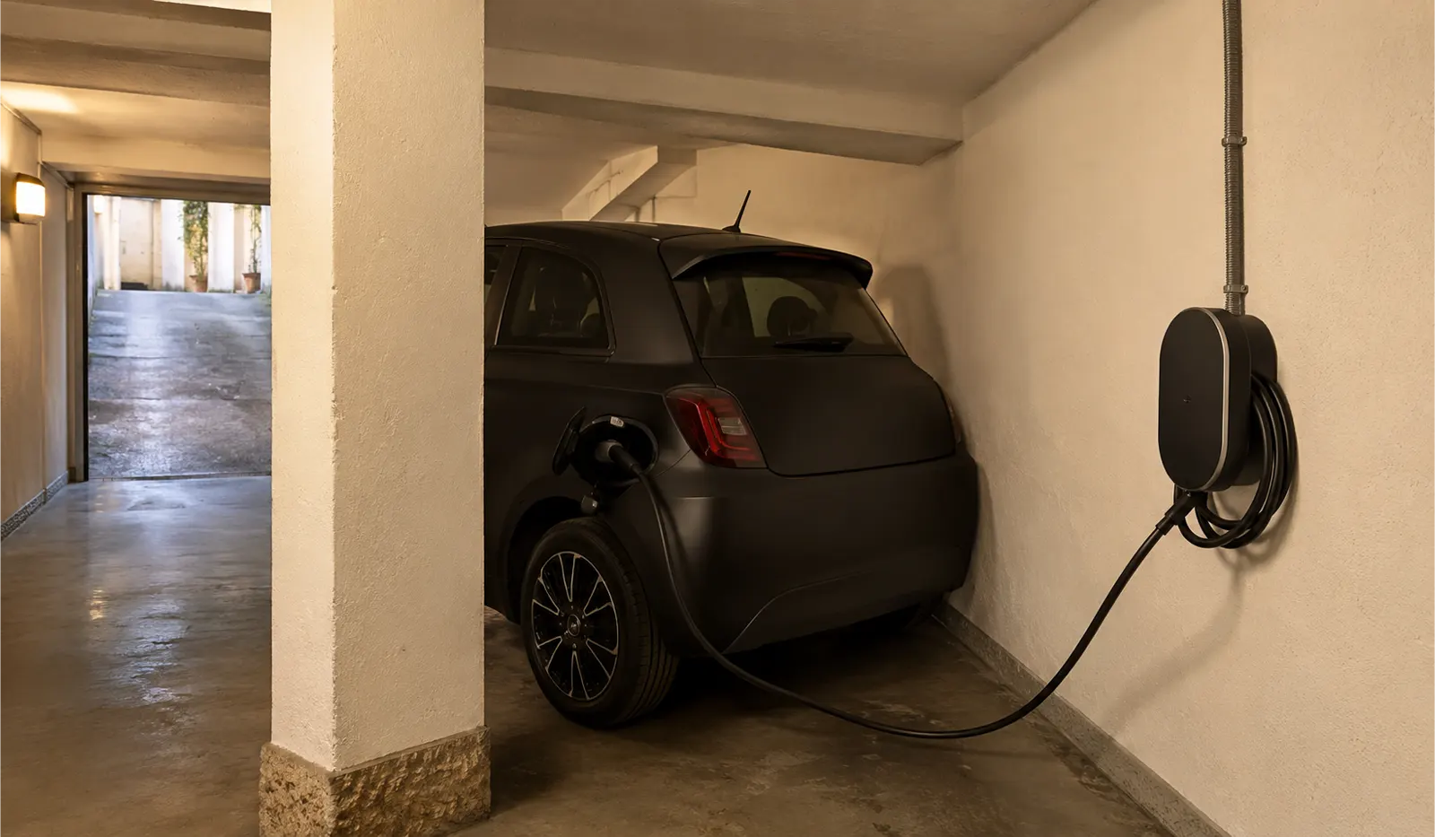 Cargador de coche eléctrico instalado en plaza de garaje de Gràcia