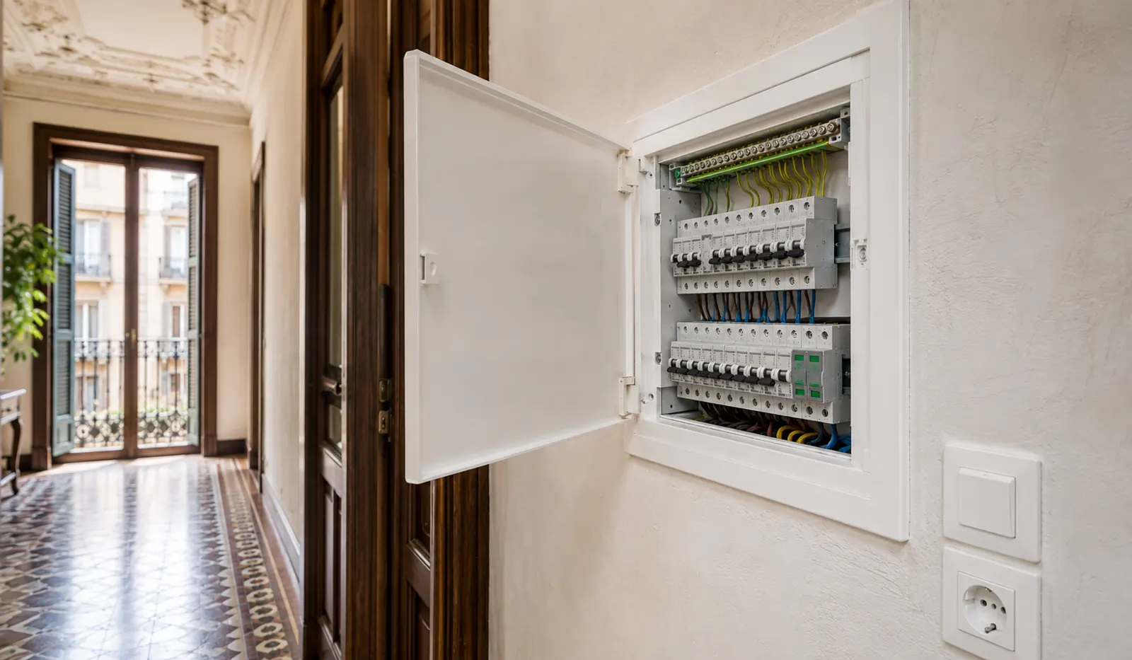 Instalación eléctrica nueva y cuadro renovado en piso del Eixample