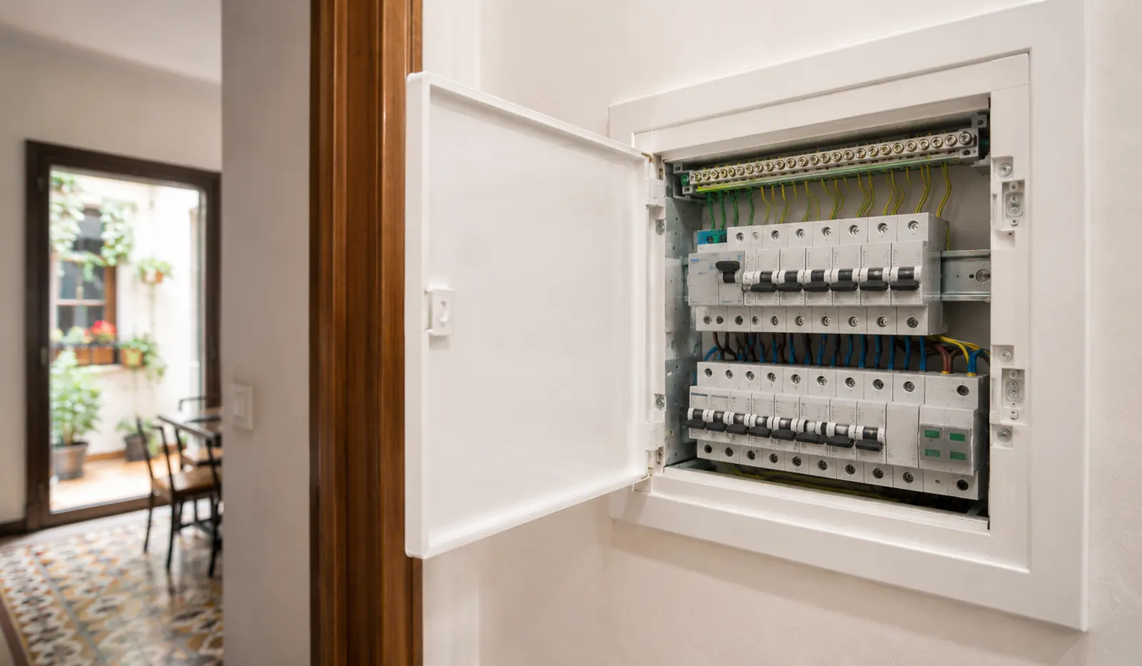 Cuadro con instalación eléctrica renovada, diferenciales y toma de tierra en vivienda de Sant Andreu