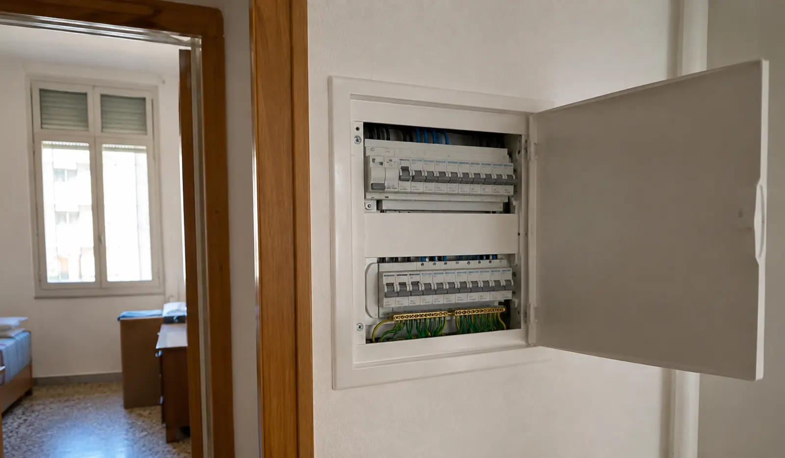 Cuadro con instalación eléctrica nueva y protecciones renovadas en vivienda de Sants-Montjuïc